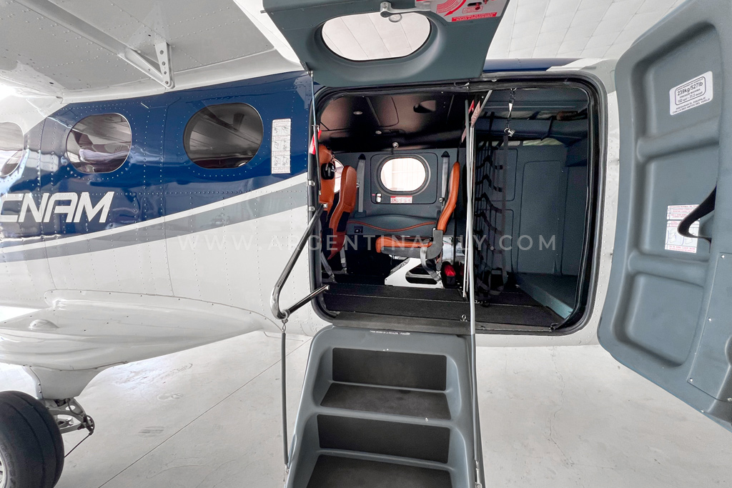 Interior Tecnam P2012 Traveller � aeronave para 9 passageiros