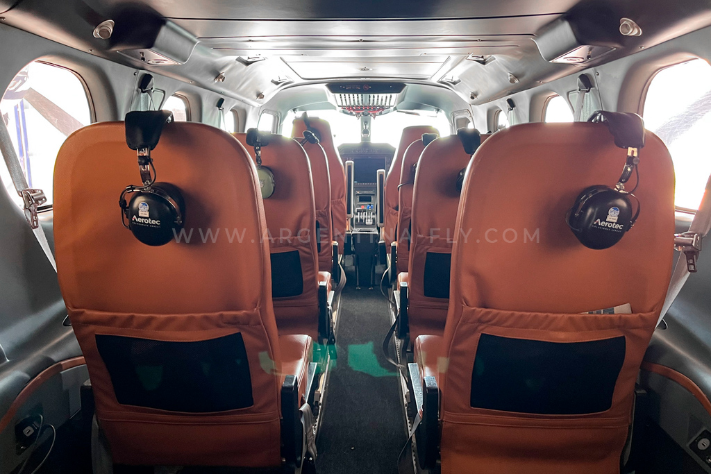 Interior da cabine Tecnam P2012 Traveller � voos regionais Argentina